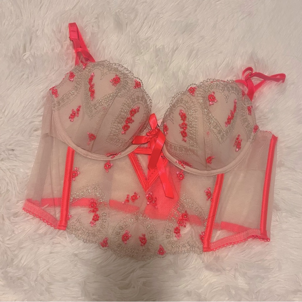 NWOT Victoria’s Secret Lace Embroidered Bra  (32C)